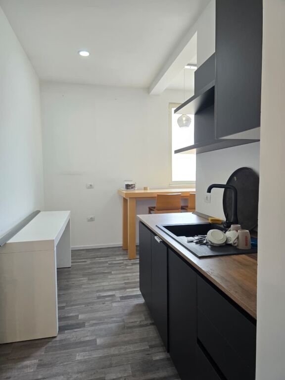 Jepet me qera zyre tek Rr Kavajes