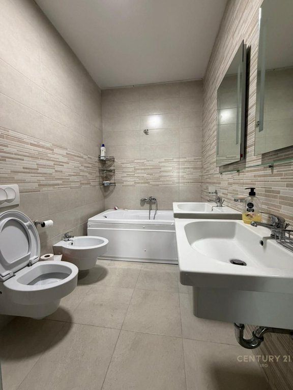 Apartament 3+1 ne Rrugen e Kavajes! 1,700 € /Muaj