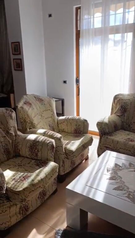 Jepet me qera apartament 2+1 i mobiluar tek Pallatet Cabej