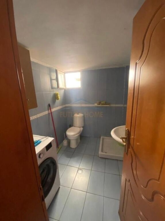 Shitet, Apartament 3+1+2 prane Kishes Ortodokse, Vlore.