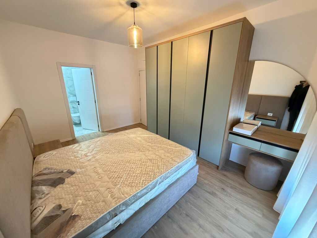 🏢 Jepet me Qera Apartament 2+1 – Zona 5 Maji  Ofrohet për qera një apartament 2+1 në zonën e 5 Majit, një nga zonat në zhvillim dhe me akses të mirë në qytet. Apartamenti është i organizuar në mënyrë funksionale dhe i përshtatshëm për familje ose për individë që kërkojnë komoditet dhe qetësi.  📍 Vendndodhja: Zona 5 Maji 🏠 Tipologjia: 2+1 💶 Çmimi: 700 mije leke/ muaj  Për më shumë informacion ose për një vizitë në pronë, ju lutemi na kontaktoni.