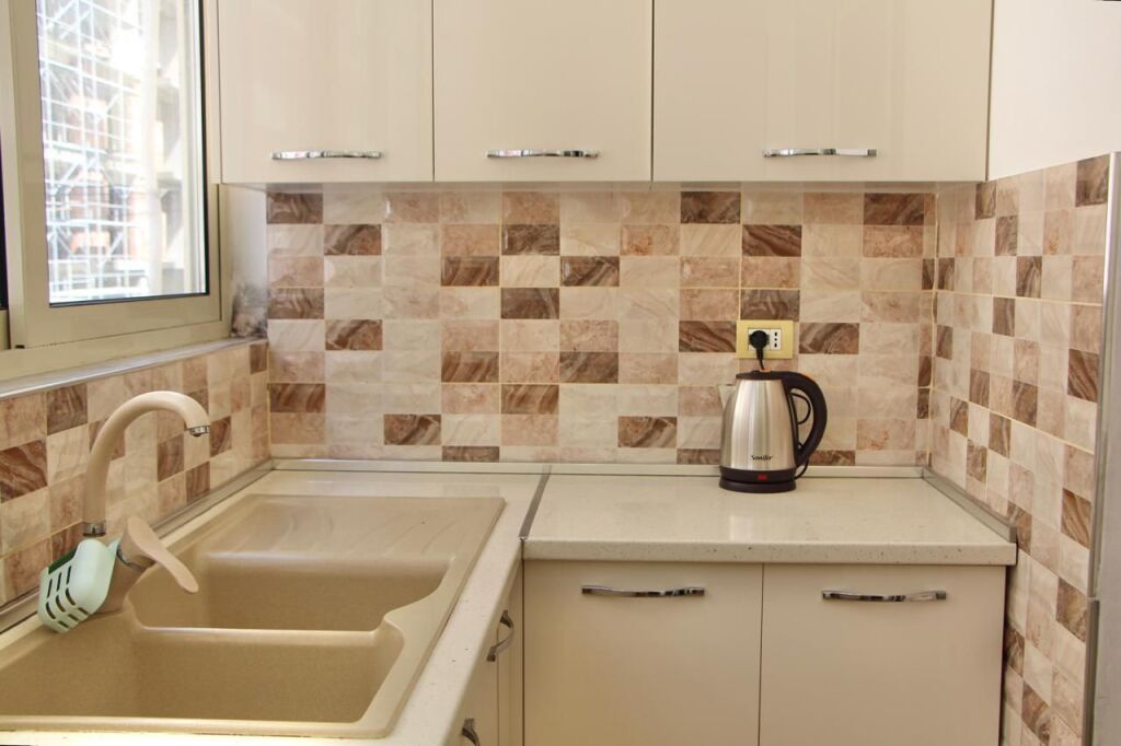 Jepet me Qera Apartament 1+1 Ne Plazh Hekurudha