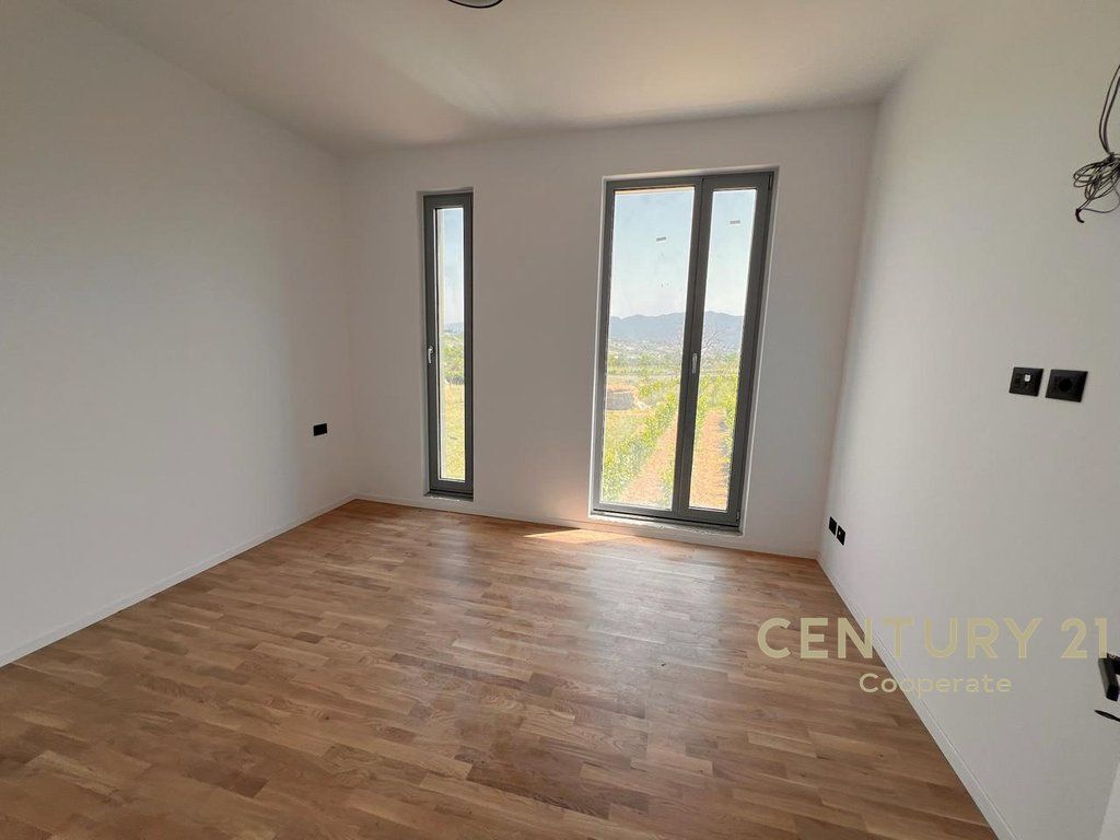 VENDIAMO VILLA A FARKË VICINO AL LAGO 637,500 €