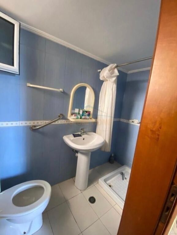 Shitet, Apartament 3+1+2 prane Kishes Ortodokse, Vlore.