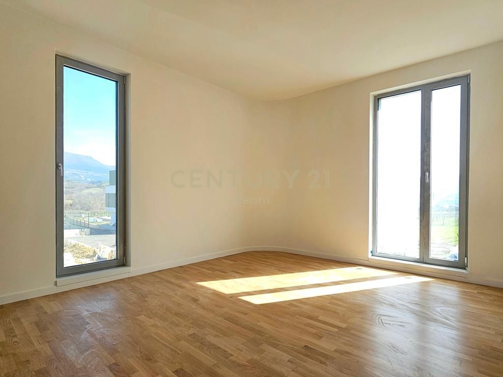 VILLA INDIVIDUALE SU 3 PIANI IN VENDITA A FARKE