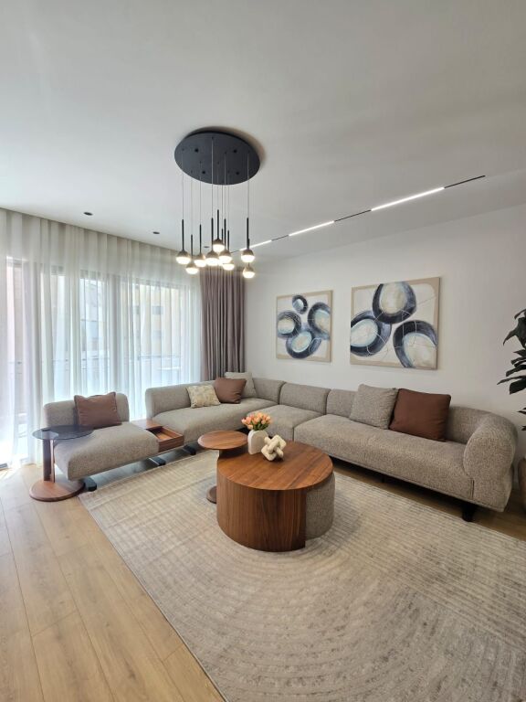 In affitto 2+1+2 più posto auto, Delijorgj