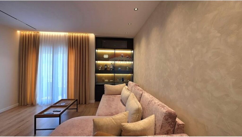 Apartament 1+1prane portit,Vlore