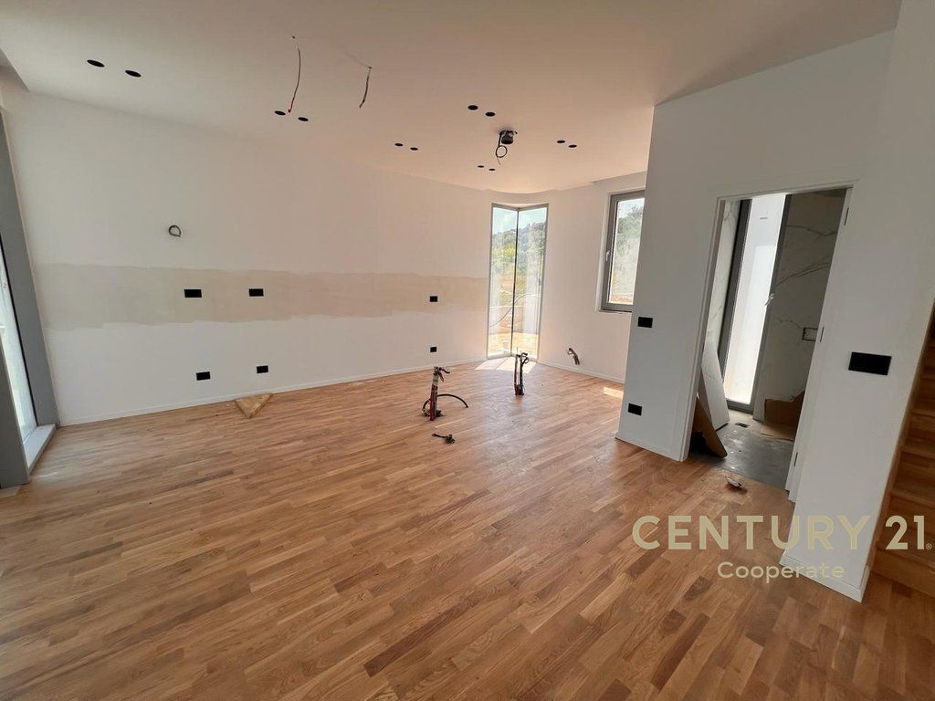 VENDIAMO VILLA A FARKË VICINO AL LAGO 637,500 €