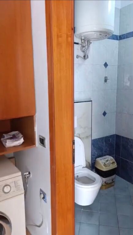 Jepet me qera apartament 2+1 i mobiluar tek Pallatet Cabej