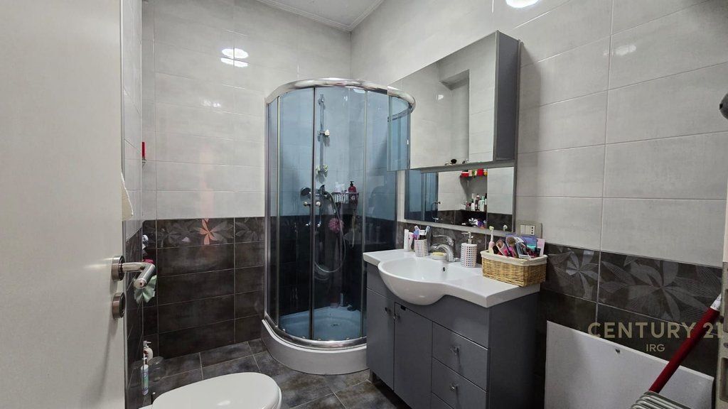 Shitet Apartament 3+1+2+poste parkimi te Rruga Peti !! 315,000 € Sip. Totale  138m2