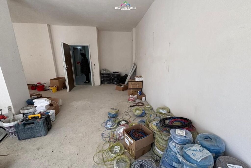 Ufficio in affitto presso il Comune di Parigi (ID BZ2854) Tirana.