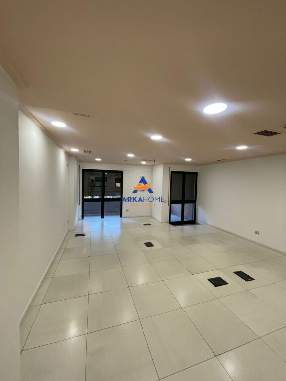 JEPET AMBIENT ZYRE ME QERA 820M2 "RRUGA KAVAJES , PERBALL DELIJORGJIT" 10.000 EURO