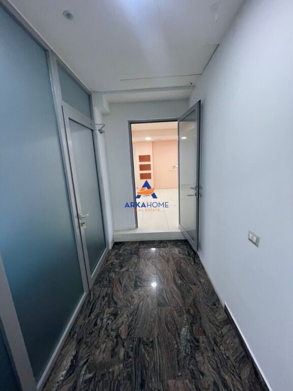 JEPET AMBIENT ZYRE ME QERA 820M2 "RRUGA KAVAJES , PERBALL DELIJORGJIT" 10.000 EURO