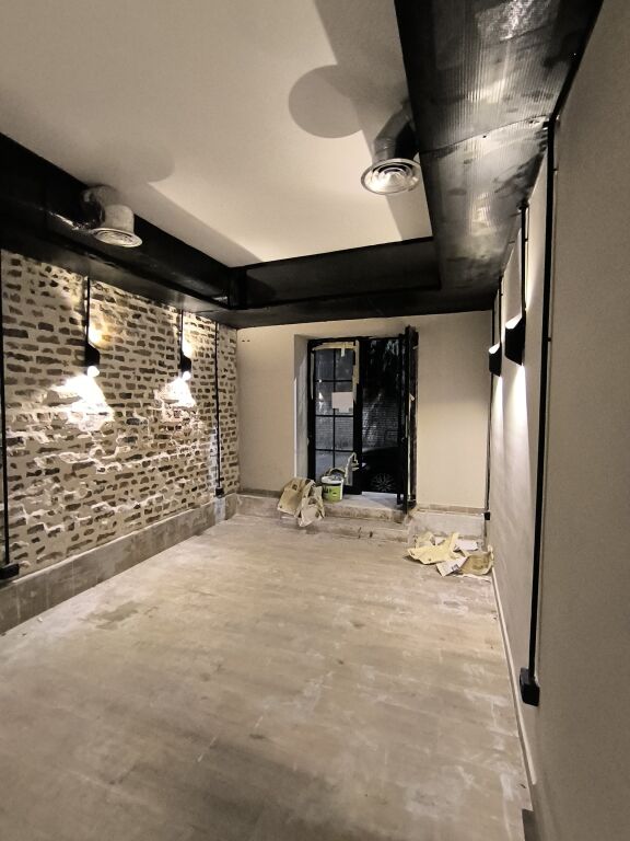 NEGOZIO IN AFFITTO 100 M2 VASIL SHANTO 100.000 LEKE FH-58941