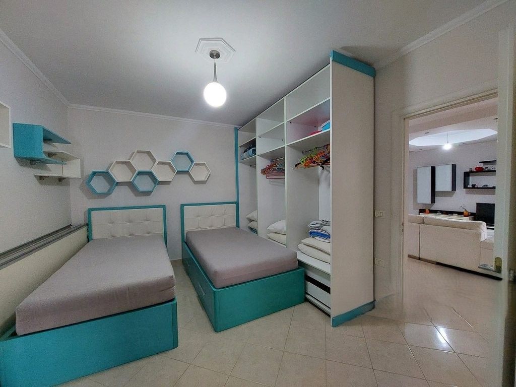 Shitet Apartament 2+1 + Garazh i Mbyllur për 2 Makina . Astir 193,000 €