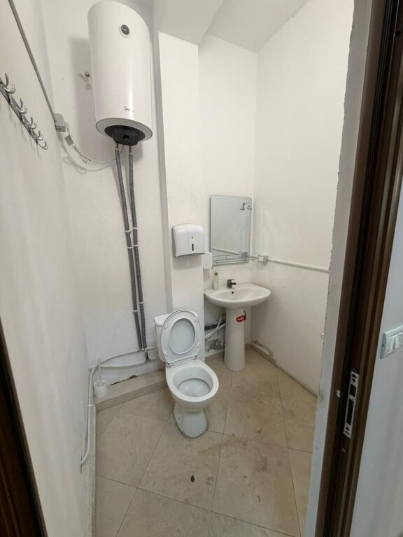 🏢 Jepet ambient me qira  📍 Zona: 21 Dhjetori💰 Çmimi: 100.000 lekë/muaj