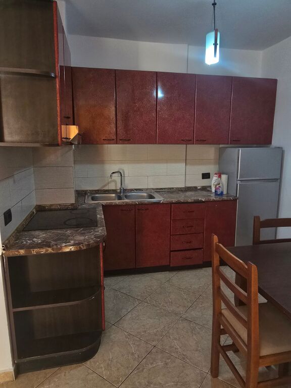 OKAZION! APARTAMENT 1+1 TEK RRUGA E KAVAJES, PRANE GLOBE.