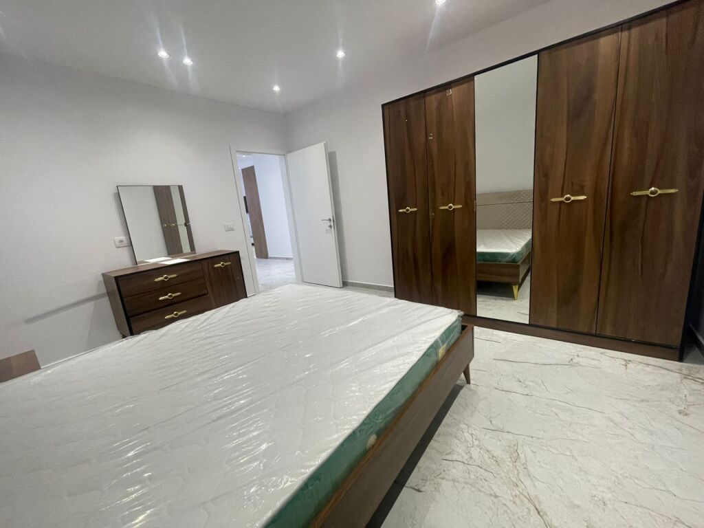 🏠Dopo l'Ospedale Americano 2 si affitta il secondo piano di una villa 2+1, appena arredata. 60.000 Leke