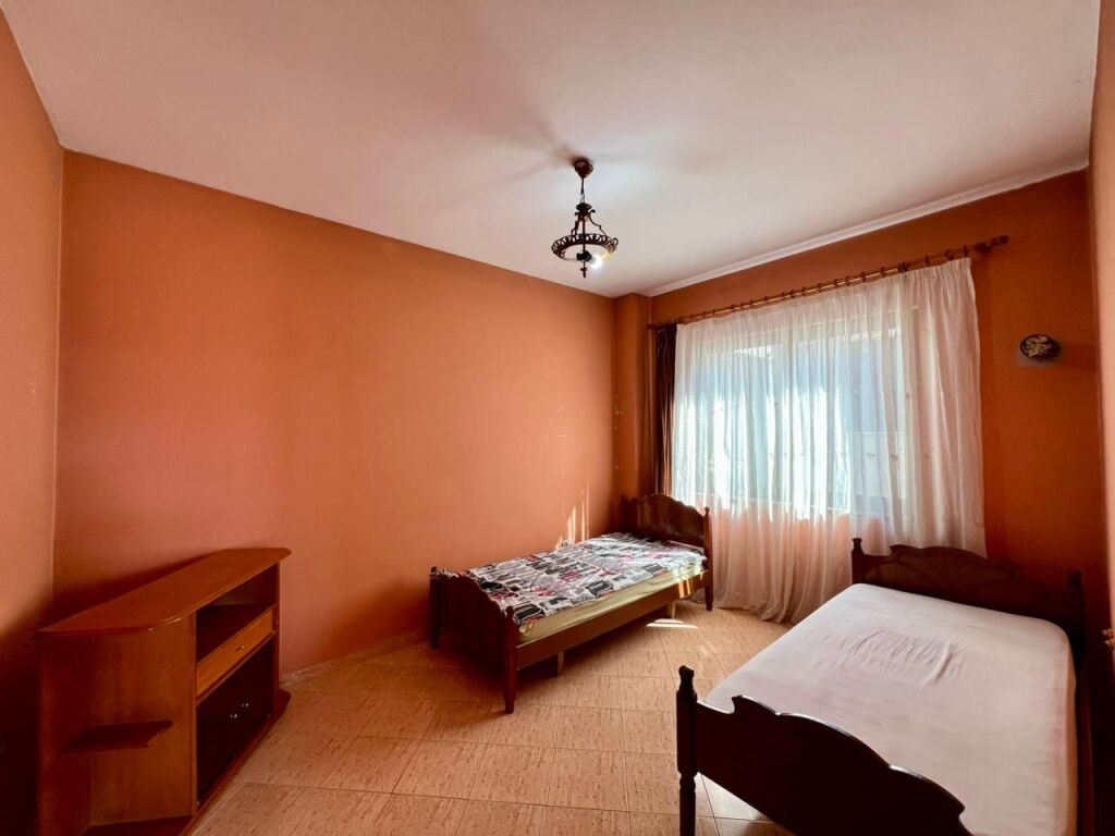 Qira, Shtëpi Private 3-Katëshe “Fresk”, Tiranë.