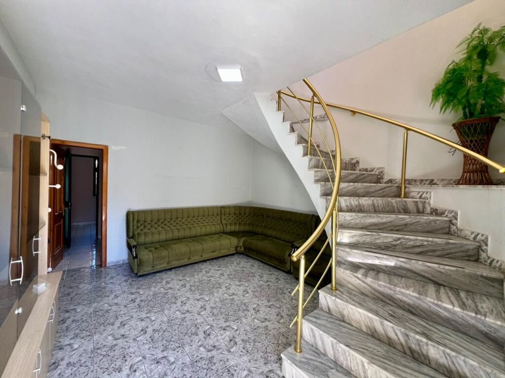 Qira, Shtëpi Private 3-Katëshe “Fresk”, Tiranë.