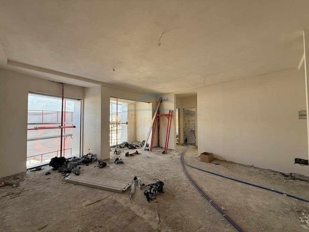 Shitet , Apartament 3+1+2 , Porcelan , Tirane