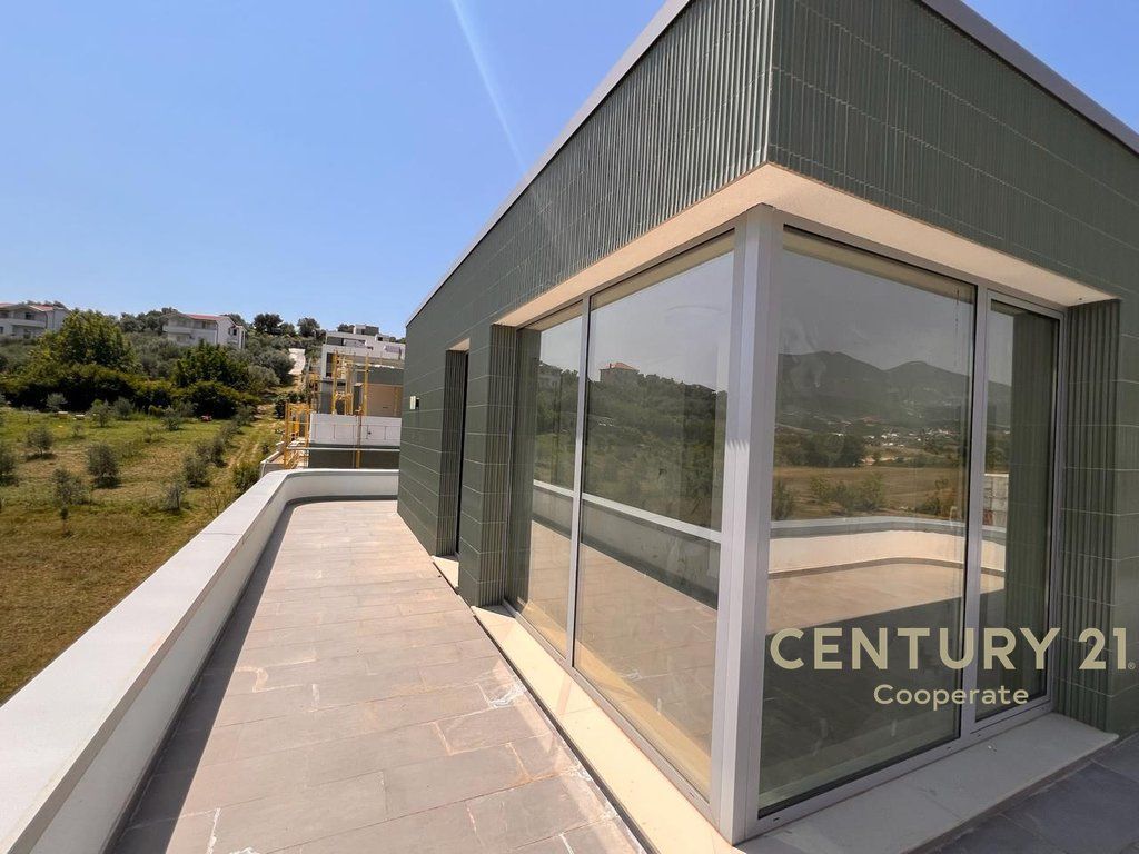 VENDIAMO VILLA A FARKË VICINO AL LAGO 637,500 €