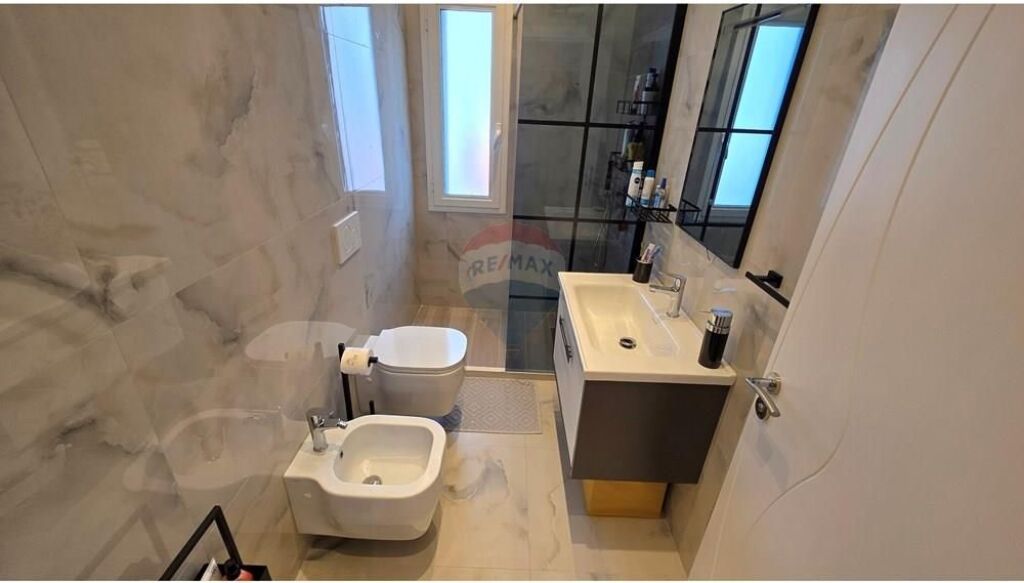 Apartament 1+1prane portit,Vlore