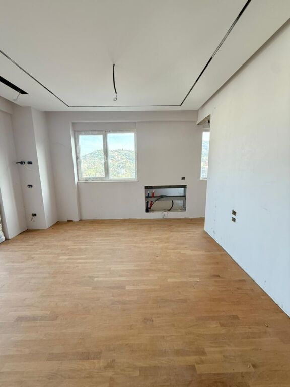 PENTHOUSE 3+1 +3 POSTE PARKIMI PER SHITJE TEK LIQENI I THATE