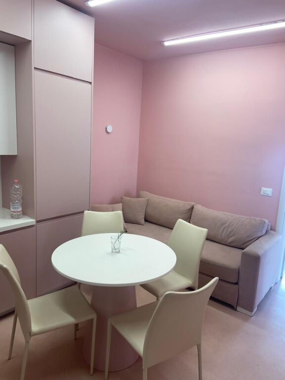 Jepet me Qera Apartament 1+1 tek Shkemi i kavajes