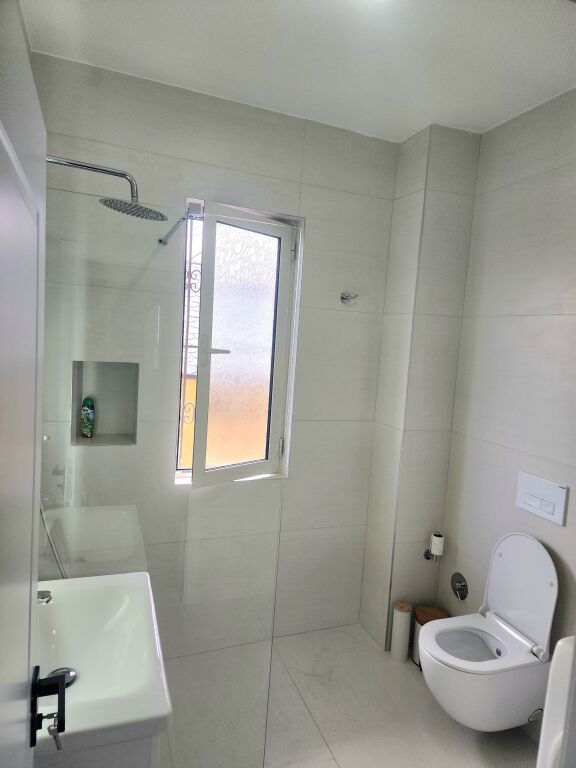 Jepet Me Qera Apartament 3+1+3 Ballkone