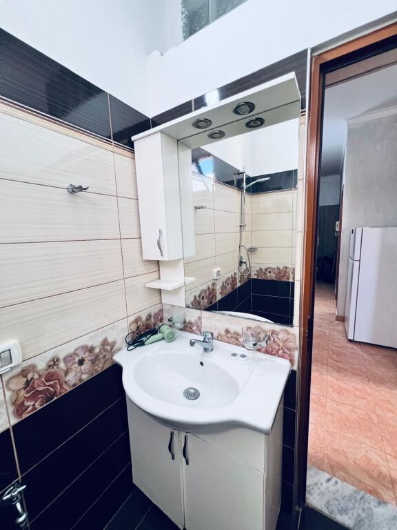 Jepet me Qera Apartament 1+1 Ne Plazh Hekurudha