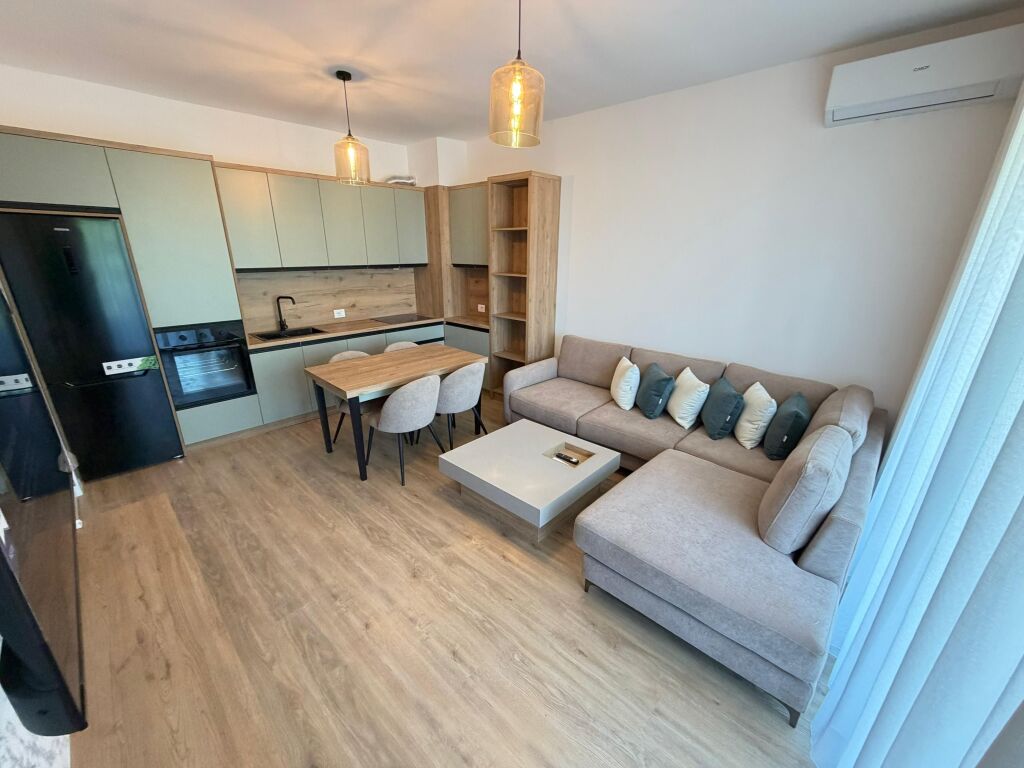 🏢 Jepet me Qera Apartament 2+1 – Zona 5 Maji  Ofrohet për qera një apartament 2+1 në zonën e 5 Majit, një nga zonat në zhvillim dhe me akses të mirë në qytet. Apartamenti është i organizuar në mënyrë funksionale dhe i përshtatshëm për familje ose për individë që kërkojnë komoditet dhe qetësi.  📍 Vendndodhja: Zona 5 Maji 🏠 Tipologjia: 2+1 💶 Çmimi: 700 mije leke/ muaj  Për më shumë informacion ose për një vizitë në pronë, ju lutemi na kontaktoni.