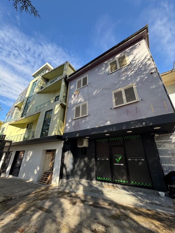 Edificio di 3 piani in vendita in Via Dibra vicino all'Ospedale Madre Teresa QSUT