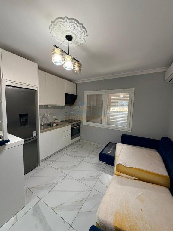 Shitet, Apartament 2+1+2, Rruga e Barrikadave, Tiranë