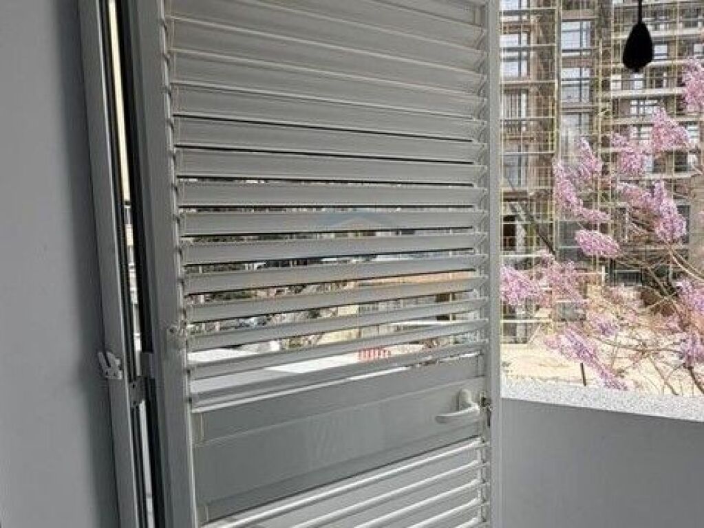 Shitet Apartament 2+1+2 ne rrugen e Barrikadave Tirane