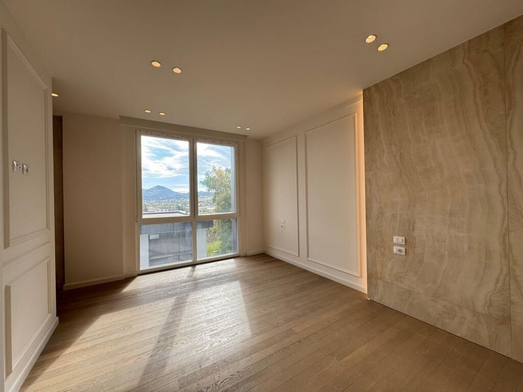 Shitet Apartament 3+1+2📍Pallati Brigadave