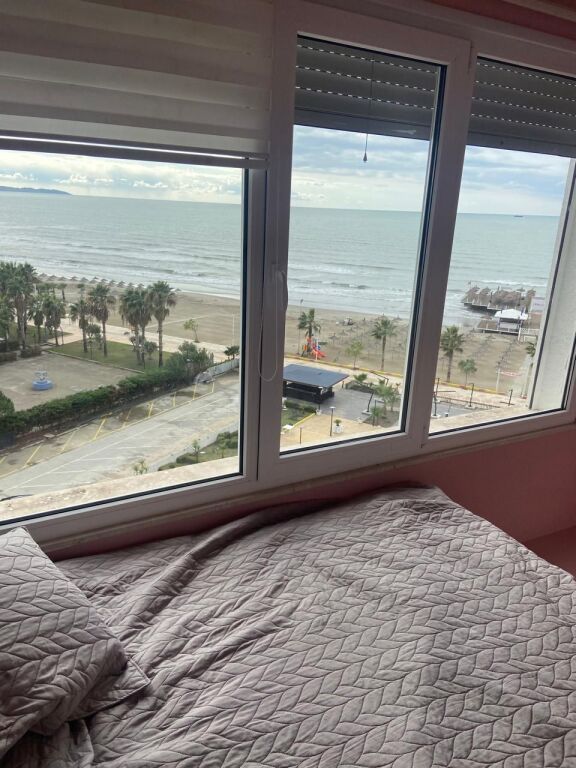 Jepet me Qera Apartament 1+1 tek Shkemi i kavajes