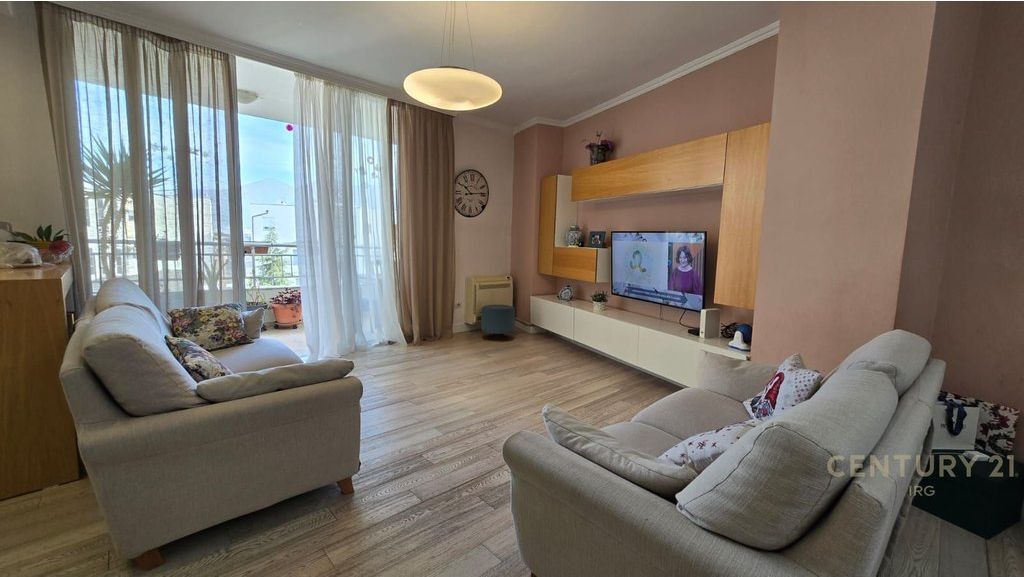 Shitet Apartament 3+1+2+poste parkimi te Rruga Peti !! 315,000 € Sip. Totale  138m2