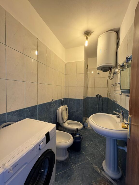 Jepet me Qira Apartament 2+1+2 – Rruga e Kavajes, prane Globe