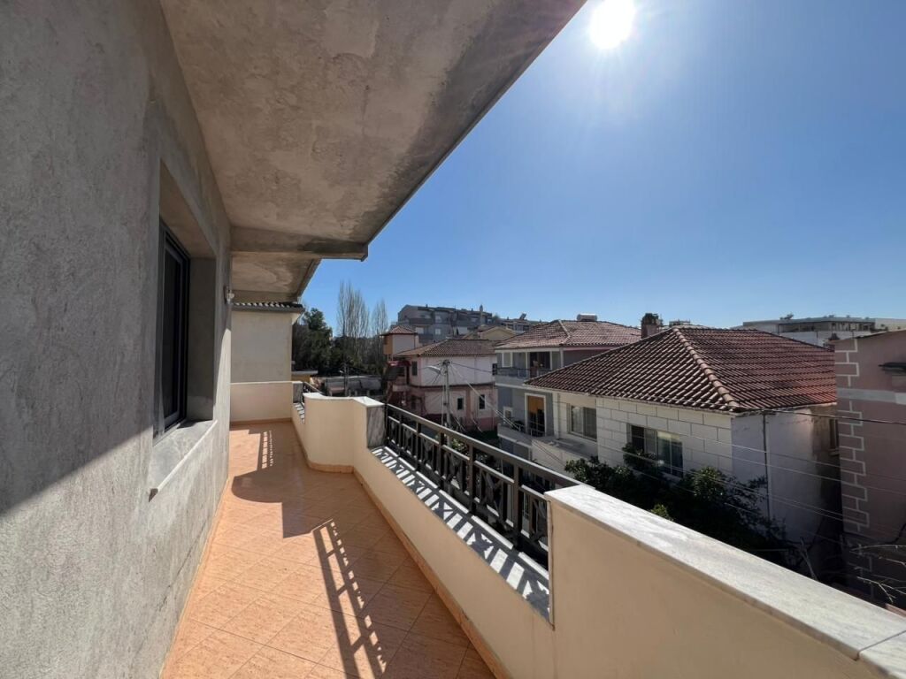 Qira, Shtëpi Private 3-Katëshe “Fresk”, Tiranë.