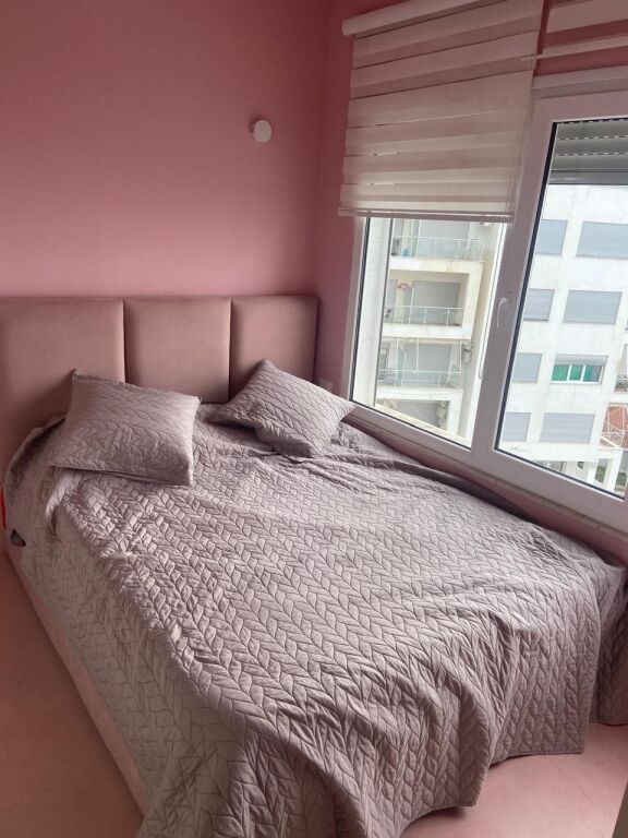 Jepet me Qera Apartament 1+1 tek Shkemi i kavajes