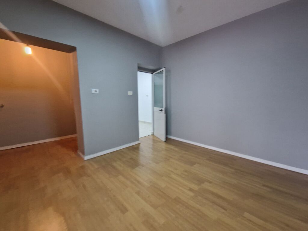 Dyqan me qera afer 21 Dhjetorit