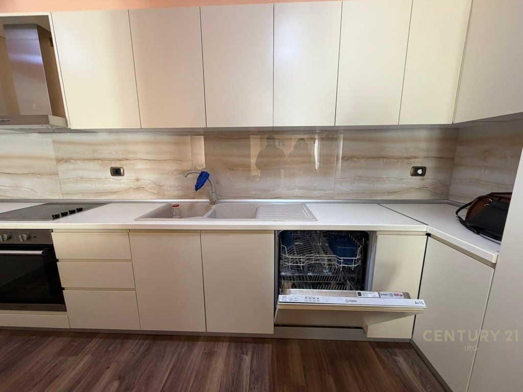 Apartament 3+1 ne Rrugen e Kavajes! 1,700 € /Muaj