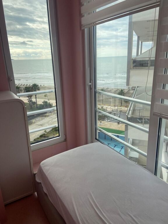 Jepet me Qera Apartament 1+1 tek Shkemi i kavajes