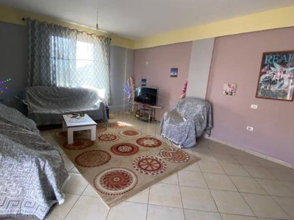 Shitet, Apartament 3+1+2 prane Kishes Ortodokse, Vlore.