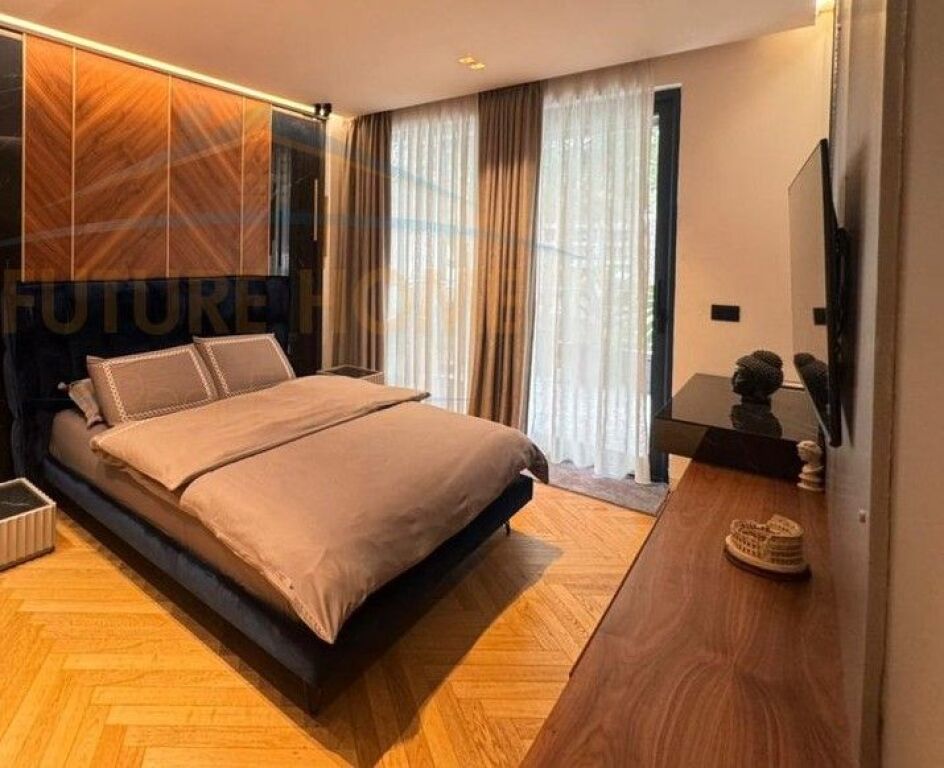 Shitet, Vilë e Bashkangjitur, "San Pietro Residence", Gjiri I Lalëzit