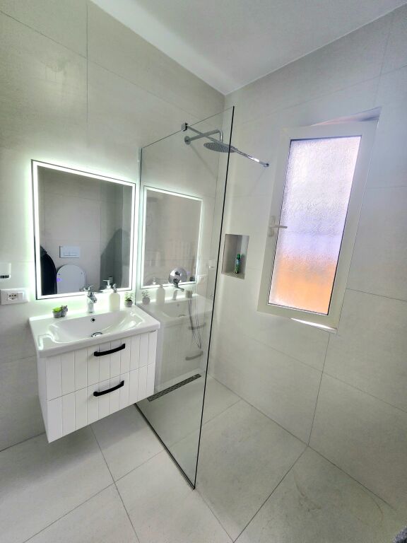 Jepet Me Qera Apartament 3+1+3 Ballkone