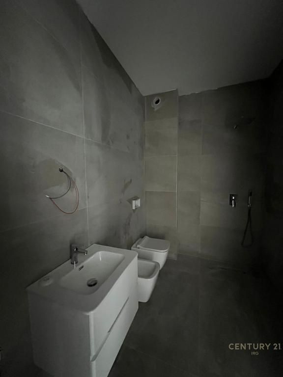 APARTAMENT 2+1+2 PER SHITJE TEK BULEVARDI I RI!