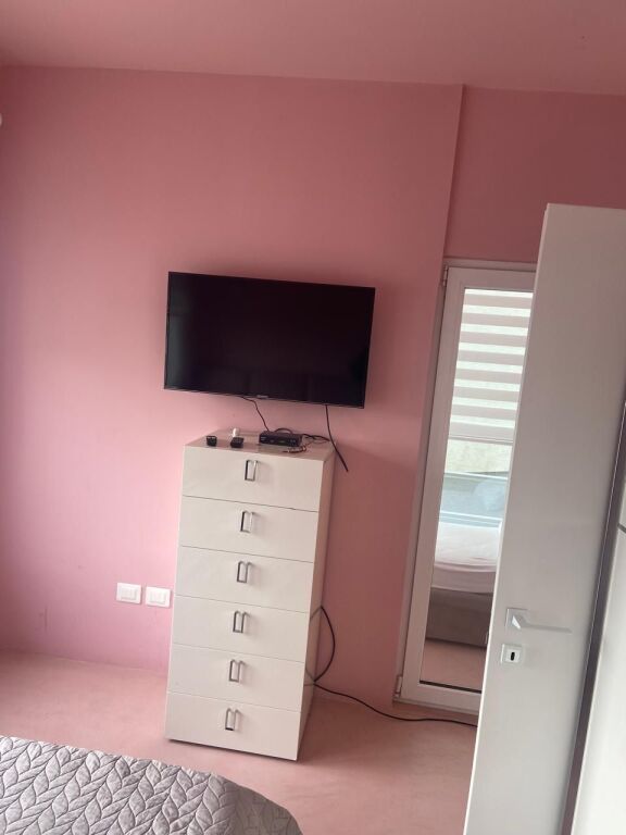 Jepet me Qera Apartament 1+1 tek Shkemi i kavajes