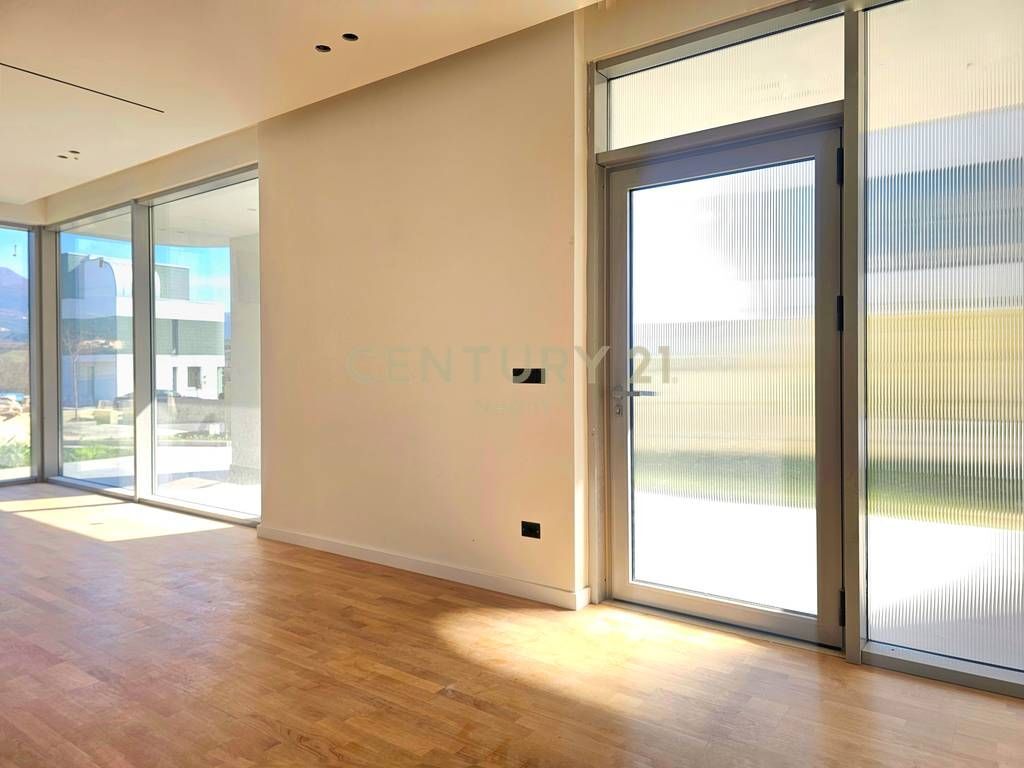 VILLA INDIVIDUALE SU 3 PIANI IN VENDITA A FARKE